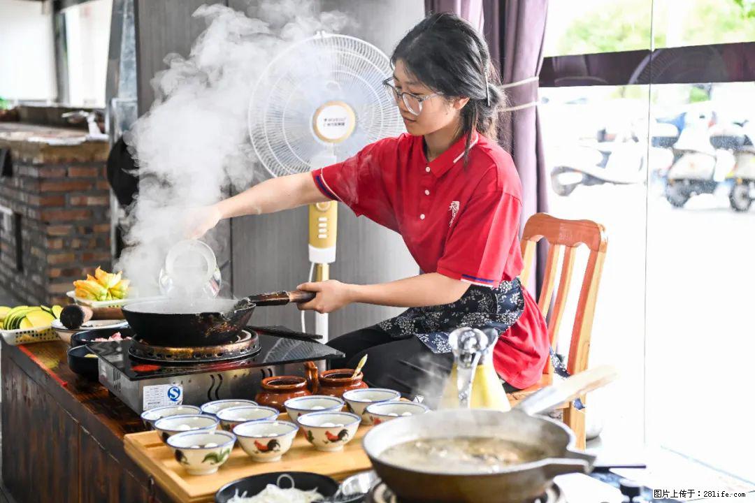 全网追的“扁担女孩”，找了一份暑假工，时薪12元 - 包头生活资讯 - 包头28生活网 bt.28life.net